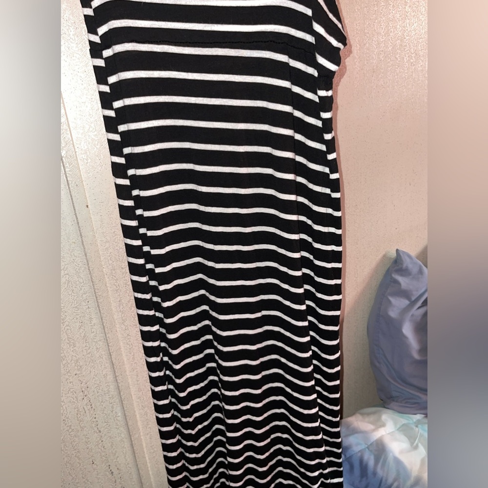 Black and White Small Rue21 skirt